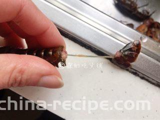 小龙虾鲜笋咸蛋黄烧卖,刽子手出现！因为是剥虾肉，所以尾巴那里整个折断后轻轻扭一扭，再一抽，泥筋就整个被抽出来了。