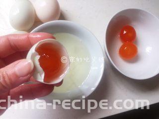 小龙虾鲜笋咸蛋黄烧卖,蒸糯米的时候，可以做下面的事：鲜的咸鸭蛋，去蛋白留蛋黄（我喜欢这种，嫌麻烦的可以直接买那种袋装的咸蛋黄。）