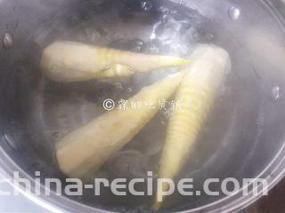 小龙虾鲜笋咸蛋黄烧卖,竹笋汆水，去草酸。