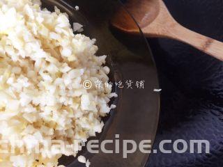 小龙虾鲜笋咸蛋黄烧卖,接着起油锅，把竹笋先倒入煸炒。
