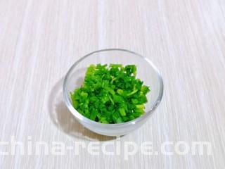 蒜香全麦吐司条,小葱去皮，洗干净，切葱花。(只用葱叶)