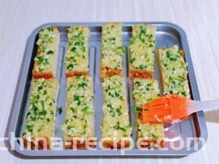 蒜香全麦吐司条,用硅胶刷，将料均匀刷在每条吐司上。