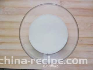 凉拌鸡蛋干（自制鸡蛋干）,入锅蒸，大火5分钟以后关火(看蛋白厚度再酌情增减时间)，焖一会再打开盖子。