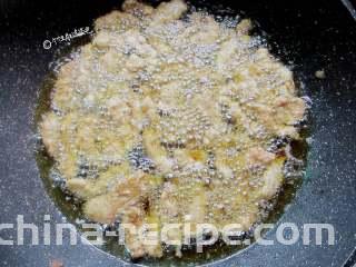 酸辣酥肉汤,起油锅，待锅底开始冒气泡，转中小火，分批油炸至颜色金黄，捞起