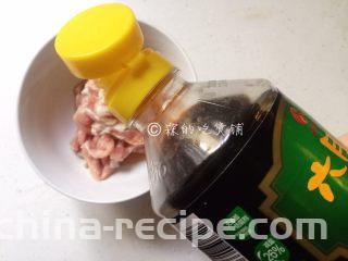 三丝炒面,加料酒、生抽，少许的淀粉，抓匀，腌制一会儿。