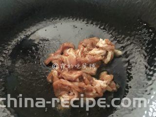 三丝炒面,这边起油锅，先把肉丝放入煸炒。