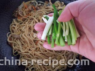 三丝炒面,最后加入小葱段，翻炒几下就可以出锅了。