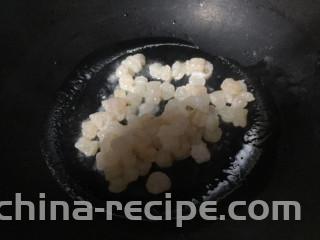玉米虾仁蛋炒饭,热锅倒油，下入虾仁翻炒变色，盛出备用