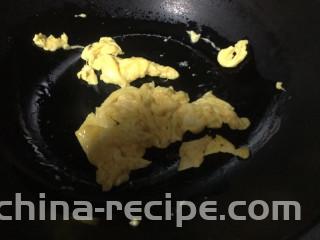 玉米虾仁蛋炒饭,快速搅拌至凝固
