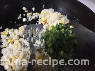 玉米虾仁蛋炒饭,加入青菜碎