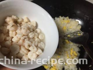 玉米虾仁蛋炒饭,倒入虾仁