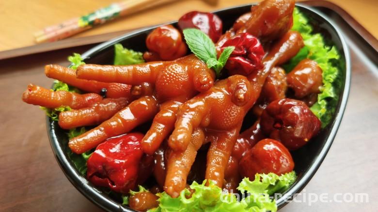 The method of making spicy braised chicken feet