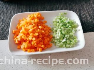鲜虾玉米饼,胡萝卜、葱切碎。