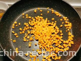鲜虾玉米饼,起油锅，放入食用油，油热后放入胡萝卜碎翻炒断生。