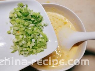 鲜虾玉米饼,发酵好了，放入葱碎。