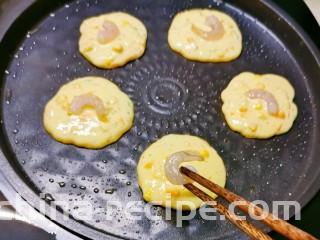 鲜虾玉米饼,上下火力同时加热。