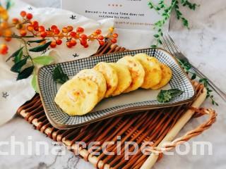 鲜虾玉米饼,装盘食用。