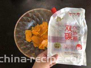 脆皮空心南瓜球,蒸熟取出，趁热加入白砂糖，充分混合碾压成细腻的南瓜泥，加入砂糖可以帮助发酵，我用的甘汁园白砂糖味道很纯正，无硫工艺非常健康，做给宝宝吃才放心