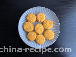 脆皮空心南瓜球,先蘸满清水，再包裹一层面包糠，用手将面包糠按压紧实，避免炸时掉落
