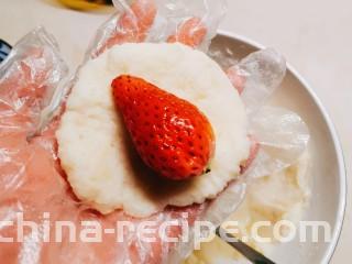 草莓山药,放入一颗草莓  