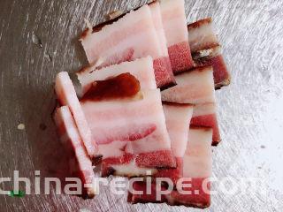 杏鲍菇炒腊肉,腊肉切片儿待用。
