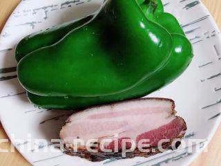 杏鲍菇炒腊肉,准备好腊肉、青椒。