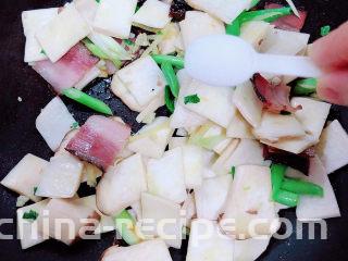 杏鲍菇炒腊肉,加入少许盐。