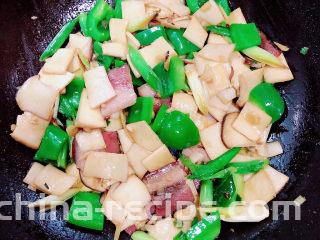 杏鲍菇炒腊肉,炒1-2分钟，入味后即可出锅。