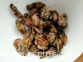 牡蛎鱿鱼粥,清洗干净