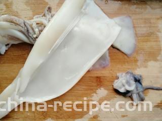牡蛎鱿鱼粥,撕去外皮洗净