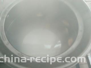 牡蛎鱿鱼粥,沙锅放入姜片煮开