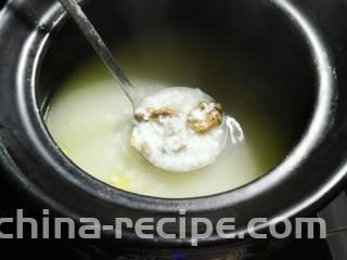 牡蛎鱿鱼粥,放入油和牡蛎干煮开后转文火煲一个小时