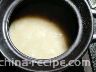牡蛎鱿鱼粥,放入胡椒粉搅动均匀放入香菜即可