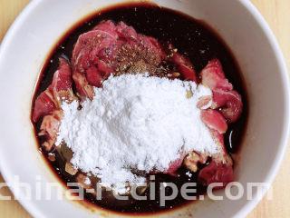 鸡蛋炒河粉,放入酱油、耗油、料酒、生抽、花椒粉、淀粉，搅拌均匀腌制10分钟。