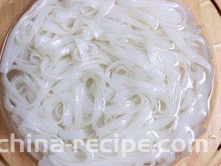 鸡蛋炒河粉,捞出泡在冷水中。