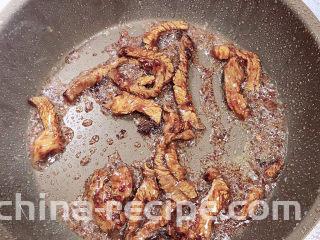 鸡蛋炒河粉,锅中倒入油，加热至五成热，放入牛柳翻炒均匀。