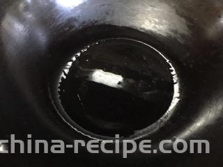 鸡蛋火腿炒饭,热锅倒油