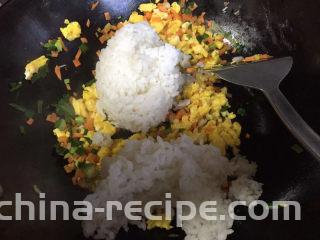 鸡蛋火腿炒饭,关小火，倒入米饭