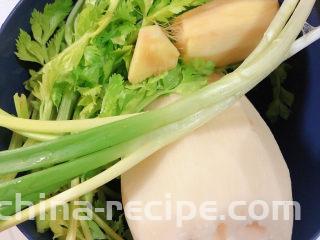 莲藕肉丸,准备好莲藕、香芹芯、葱姜。