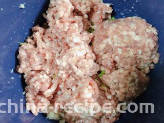 莲藕肉丸,将肉馅儿放入盆中。