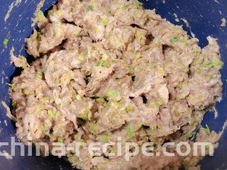 莲藕肉丸,将肉馅顺时针搅拌均匀。