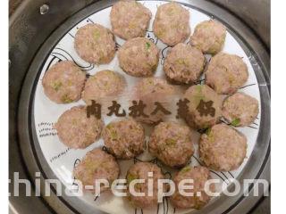莲藕肉丸,将做好的肉丸摆放在盘中，放入蒸锅中。