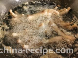 香辣卤鸡爪,将鸡爪凉水下锅烧开焯水，煮出血沫后关火。