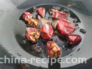 香辣卤鸡爪,锅里放油烧热，下入辣椒，花椒、桂皮等香料炒香。
