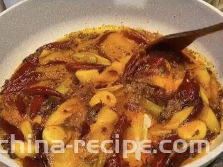 麻辣虾尾,彻底的翻炒均匀，要炒出红油的那种，这样才能激出香味，而且后面虾尾上色也靠这一步了。