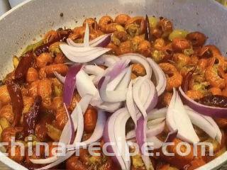 麻辣虾尾,配菜我推荐洋葱，洋葱真的是很好的配菜，做啥菜放点它味道会变得更好，更香。翻炒一会