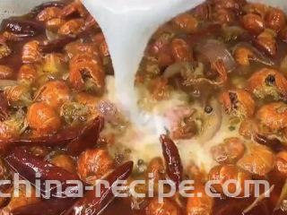 麻辣虾尾,出锅前来一点水淀粉大火收汁