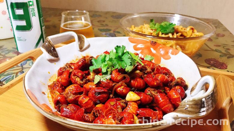 The method of mixing spicy crayfish tail with noodles