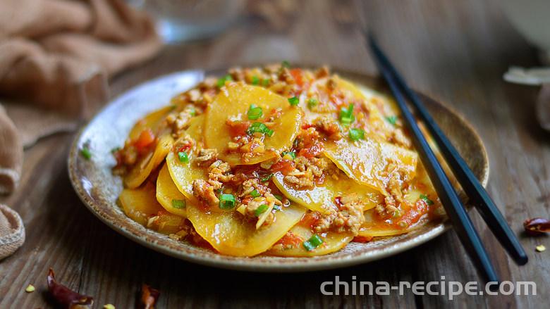 The method of making sour and spicy potato slices with tomato sauce