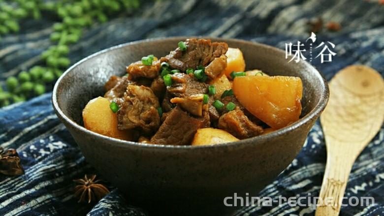 The recipe for boiling radish and beef brisket
